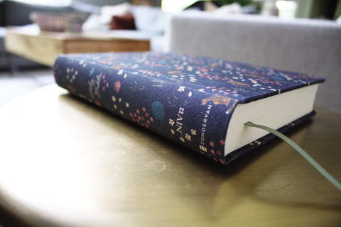 Image of NIV, Journal the Word Bible (Perfect for Note-Taking), Double-Column, Cloth over Board, Navy Floral, Red Letter, Comfort Print: Reflect, Take Notes, or Create Art Next to Your Favorite Verses