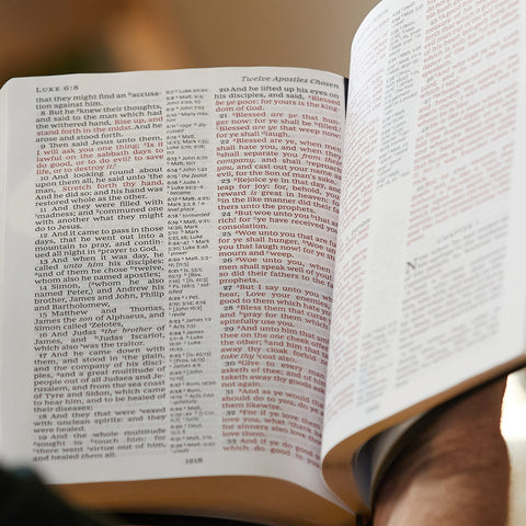 Image of NKJV Holy Bible, Giant Print Center-Column Reference Bible, Black Leather-look, Thumb Indexed, 72,000+ Cross References, Red Letter, Comfort Print: New King James Version