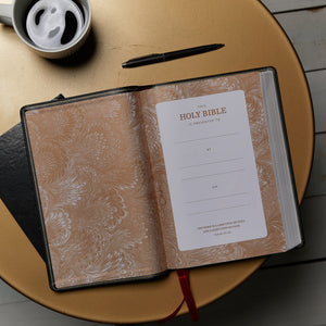 KJV Holy Bible: Giant Print with 53,000 Cross References, Black Bonded Leather, Red Letter, Comfort Print: King James Version