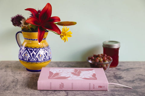 Image of NIV, The Busy Mom's Bible, Leathersoft over Board, Pink, Red Letter, Comfort Print: Daily Inspiration Even If You Only Have One Minute
