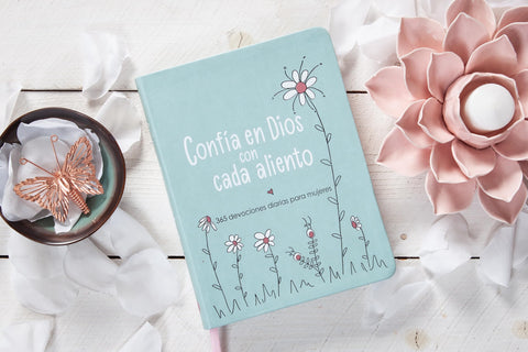 Image of Confía en Dios con Cada Aliento: 365 Devociones diarias para Mujeres